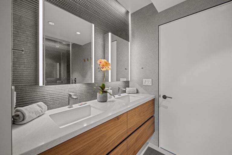 Small Bathroom Remodel Ideas in San Diego Homes That Maximize Space & Style